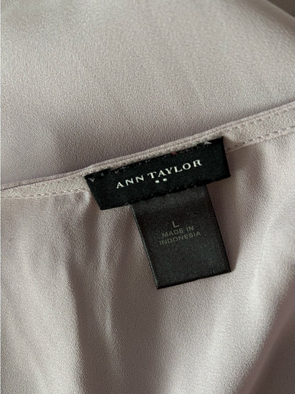 Ann Taylor Lilac V-Neck Long Sleeve Blouse size L. - Picture 6 of 6